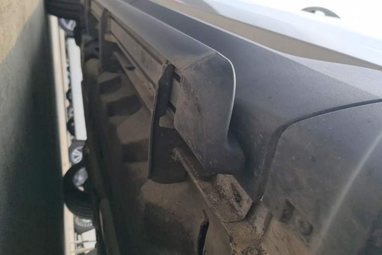 Used Ford Edge 2016 EcoBoost 245 Four-Wheel Drive Titanium 7-Seater Right Side Sill