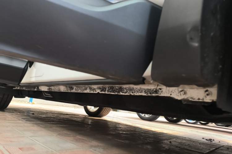 Used Ford Edge 2016 EcoBoost 245 Two-Wheel-Drive Titanium 7-Seater Right Side Sill