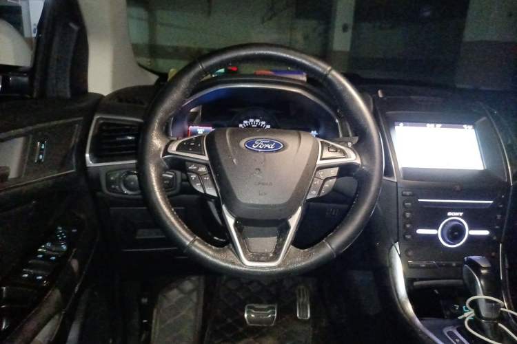 Used Ford Edge 2016 EcoBoost 330 V6 Four-Wheel Drive Sporty 7-Seater Steering Wheel