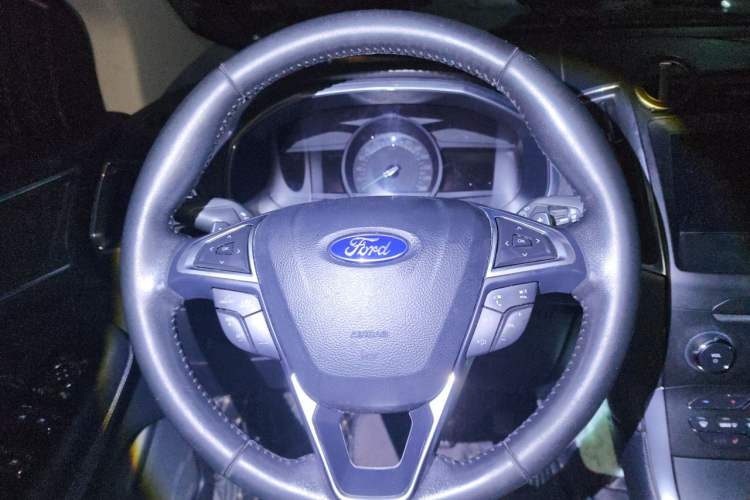 Used Ford Edge 2016 EcoBoost 245 Two-Wheel-Drive Titanium 7-Seater Steering Wheel