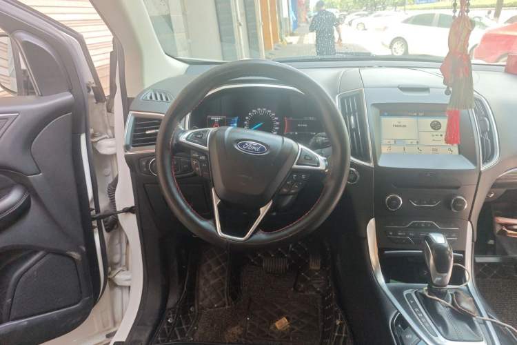 Used Ford Edge 2016 EcoBoost 245 Two-Wheel-Drive Titanium 7-Seater Steering Wheel