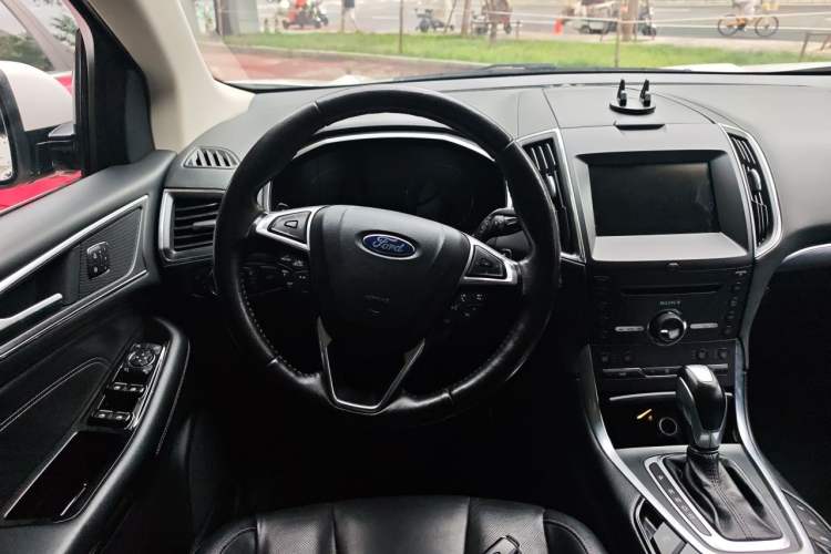 Used Ford Edge 2016 EcoBoost 245 Four-Wheel Drive Titanium 7-Seater Steering Wheel