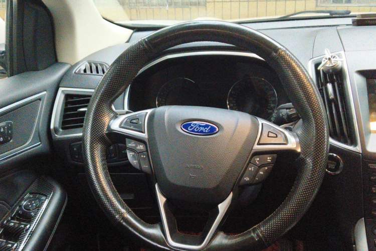 Used Ford Edge 2016 EcoBoost 245 Four-Wheel Drive Titanium 7-Seater Steering Wheel