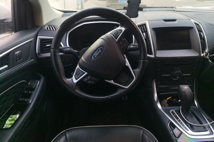 Used Ford Edge 2016 EcoBoost 330 V6 Four-Wheel-Drive Flagship Model with 7 Seats Steering Wheel