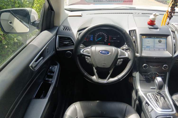 Used Ford Edge 2016 EcoBoost 245 Two-Wheel-Drive Titanium 7-Seater Steering Wheel