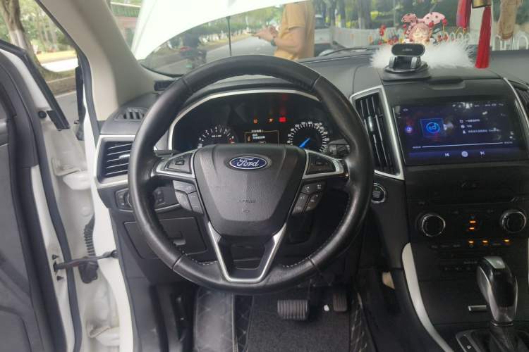 Used Ford Edge 2016 EcoBoost 245 Two-Wheel-Drive Platinum Edition 7-Seater Steering Wheel