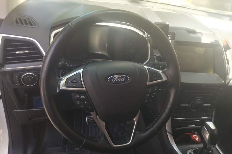 Used Ford Edge 2016 EcoBoost 245 Four-Wheel Drive Titanium 7-Seater Steering Wheel