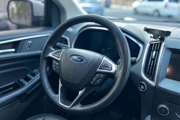 Used Ford Edge 2016 EcoBoost 245 Two-Wheel-Drive Titanium 7-Seater Steering Wheel