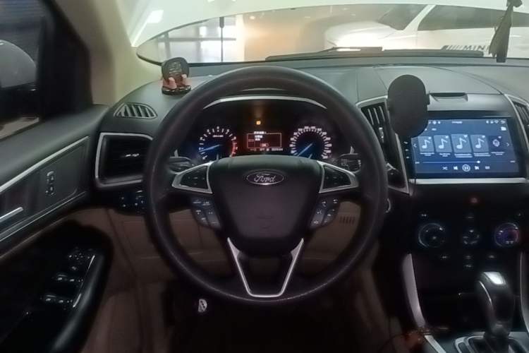 Used Ford Edge 2016 EcoBoost 245 Two-Wheel-Drive Titanium 5-Seater Steering Wheel
