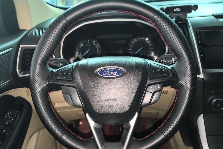 Used Ford Edge 2016 EcoBoost 245 Two-Wheel-Drive Titanium 5-Seater Steering Wheel