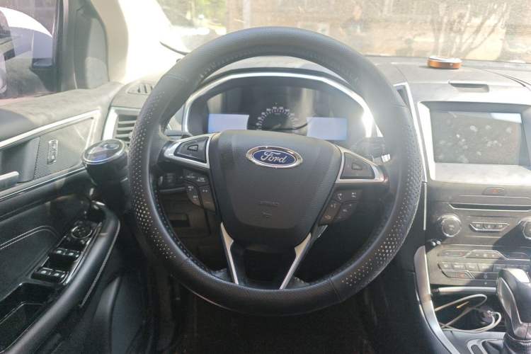 Used Ford Edge 2016 EcoBoost 245 Two-Wheel-Drive Titanium 7-Seater Steering Wheel