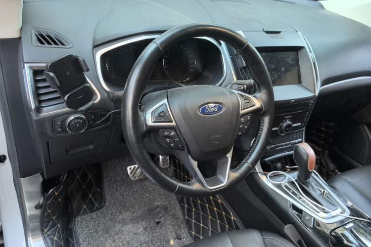 Used Ford Edge 2016 EcoBoost 245 Four-Wheel Drive Titanium 7-Seater Steering Wheel