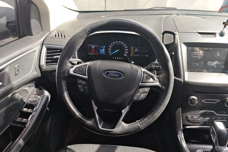 Used Ford Edge 2016 EcoBoost 245 Two-Wheel-Drive Titanium 7-Seater Steering Wheel