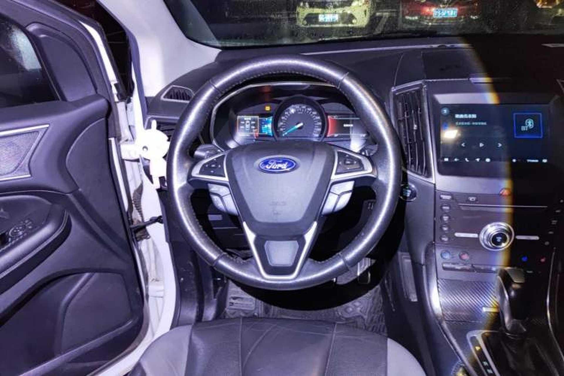 Used Ford Edge 2016 EcoBoost 330 V6 Four-Wheel Drive Sporty 7-Seater Steering Wheel