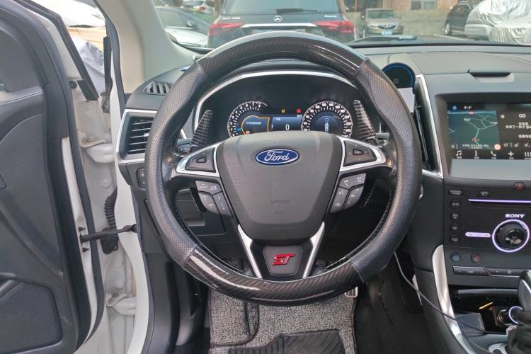 Used Ford Edge 2016 EcoBoost 330 V6 Four-Wheel-Drive Flagship Model with 7 Seats Steering Wheel