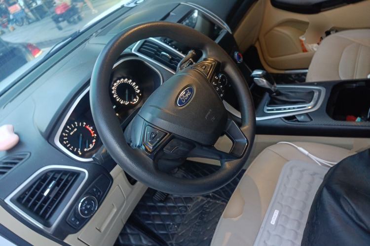 Used Ford Edge 2016 EcoBoost 245 Two-Wheel-Drive Titanium 5-Seater Steering Wheel