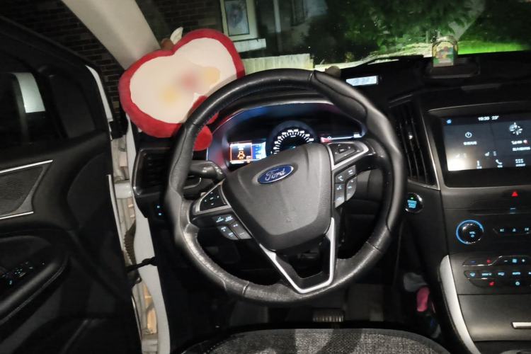 Used Ford Edge 2016 EcoBoost 245 Two-Wheel-Drive Titanium 7-Seater Steering Wheel