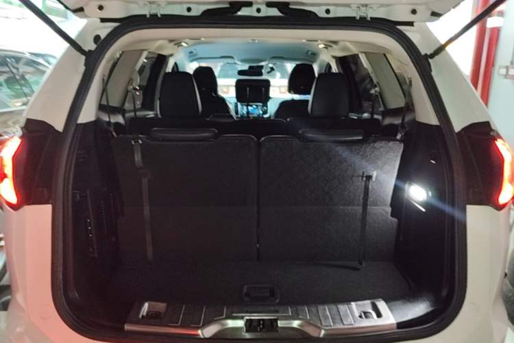 Used Ford Edge 2016 EcoBoost 245 Two-Wheel-Drive Platinum Edition 7-Seater Trunk