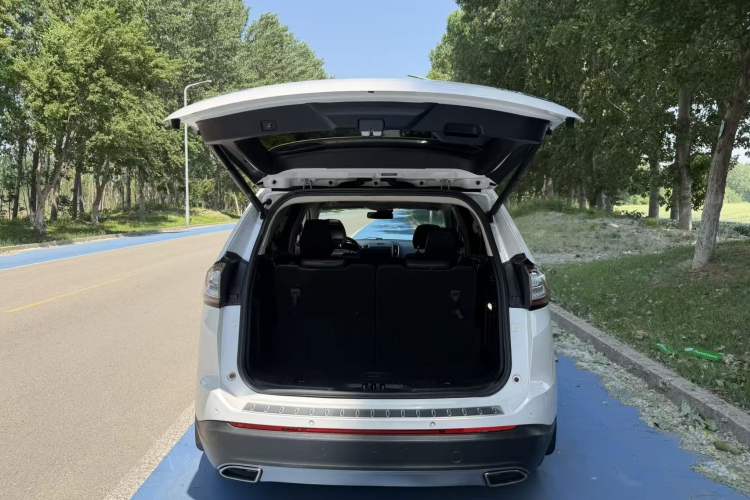 Used Ford Edge 2016 EcoBoost 245 Two-Wheel-Drive Titanium 7-Seater Trunk