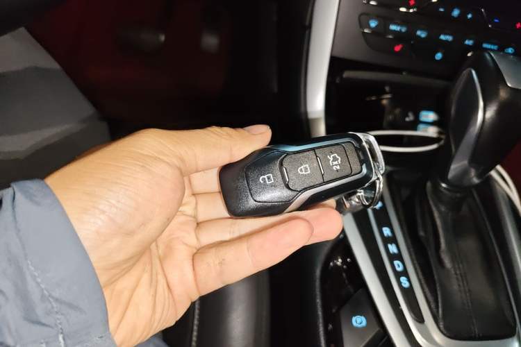 Used Ford Edge 2016 EcoBoost 245 Two-Wheel-Drive Titanium 7-Seater Vehicle Key