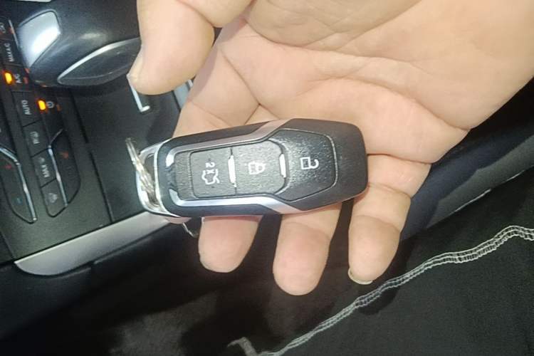 Used Ford Edge 2016 EcoBoost 245 Two-Wheel-Drive Titanium 7-Seater Vehicle Key