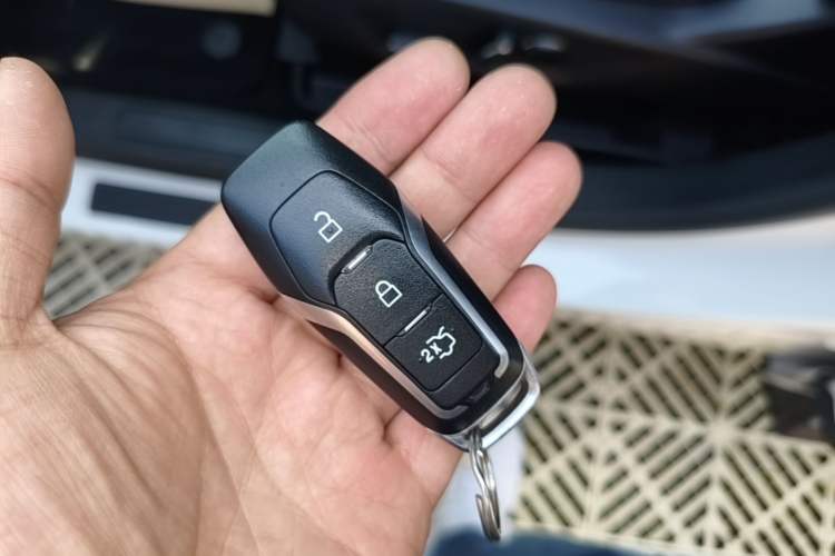 Used Ford Edge 2016 EcoBoost 245 Two-Wheel-Drive Titanium 7-Seater Vehicle Key