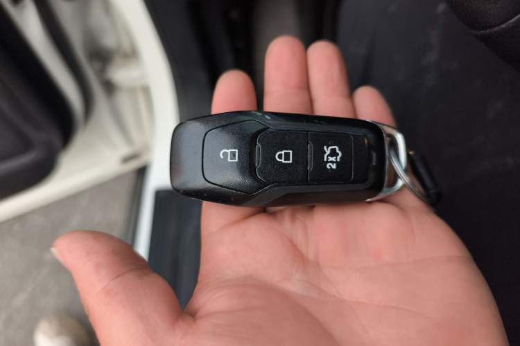 Used Ford Edge 2016 EcoBoost 245 Two-Wheel-Drive Titanium 7-Seater Vehicle Key