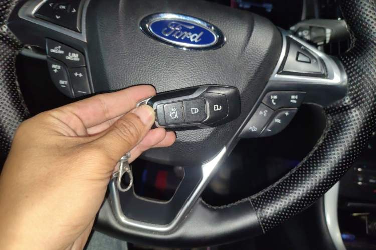 Used Ford Edge 2016 EcoBoost 245 Four-Wheel Drive Titanium Edition 7-Seater Vehicle Key