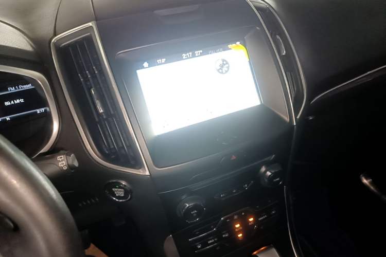 Used Ford Edge 2017 EcoBoost 245 Two-Wheel-Drive Sporty 7-Seater Audio And AC Panel