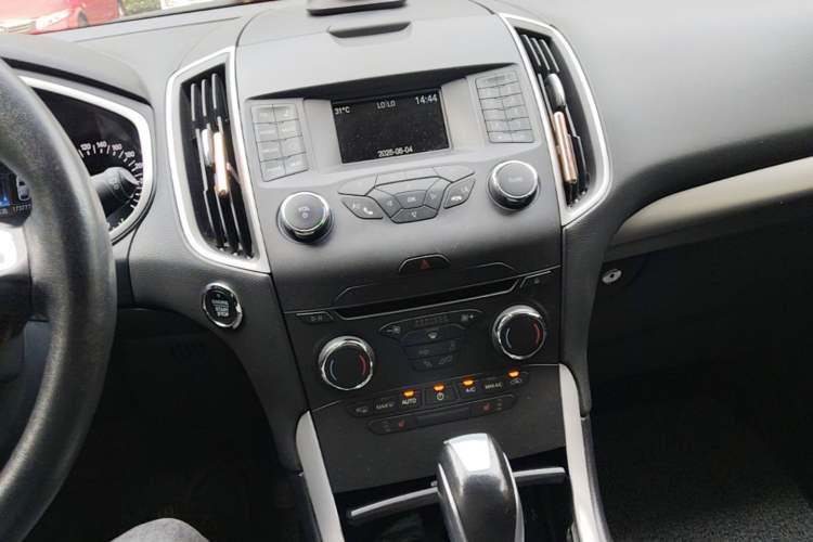Used Ford Edge 2017 EcoBoost 245 Two-Drive Platinum Edition 5 Seats Audio And AC Panel