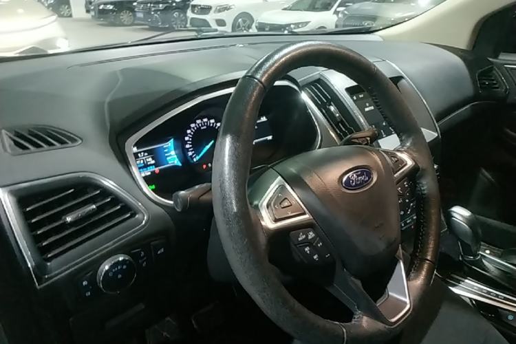 Used Ford Edge 2017 EcoBoost 245 Two-Wheel-Drive Sporty 7-Seater Center Console