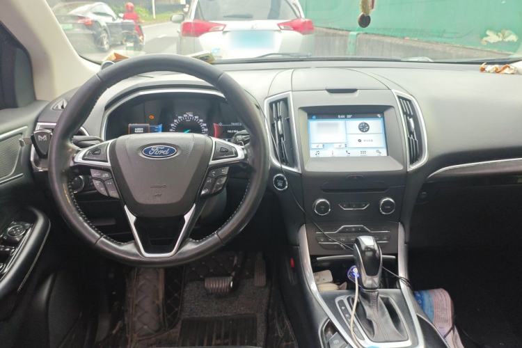 Used Ford Edge 2017 EcoBoost 245 Two-Wheel-Drive Sporty 7-Seater Center Console