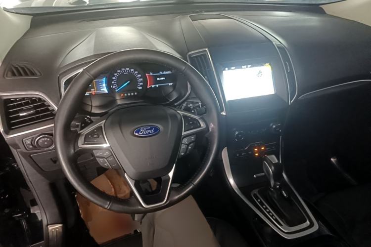 Used Ford Edge 2017 EcoBoost 245 Two-Wheel-Drive Sporty 7-Seater Center Console