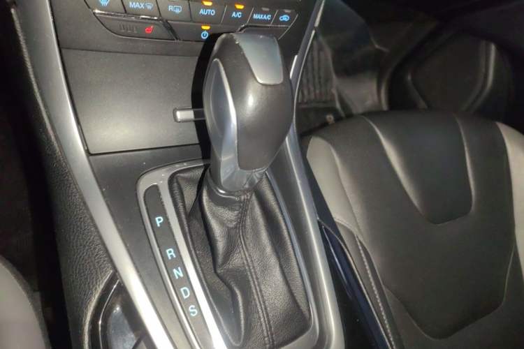 Used Ford Edge 2017 EcoBoost 245 Four-Wheel Drive Sporty 7-Seater Gear Lever