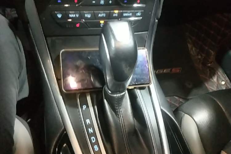 Used Ford Edge 2017 EcoBoost 245 Two-Wheel-Drive Sporty 7-Seater Gear Lever