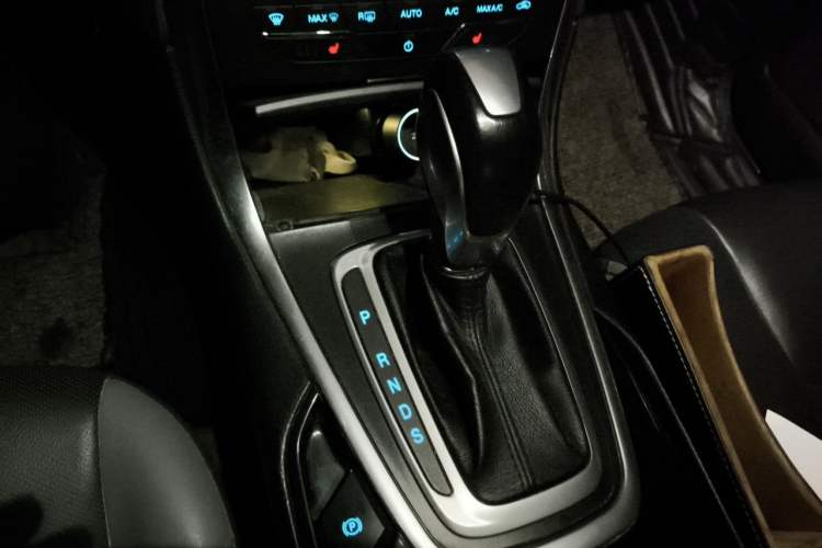 Used Ford Edge 2017 EcoBoost 245 Two-Wheel-Drive Sporty 7-Seater Gear Lever