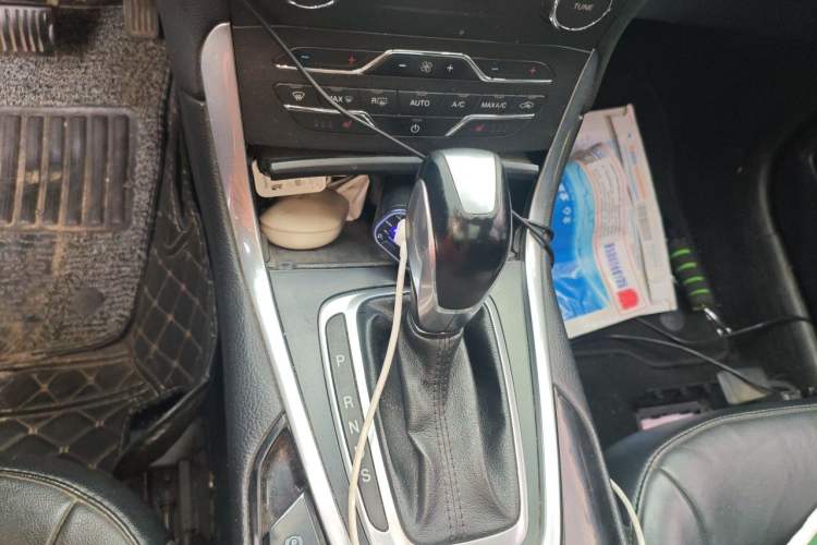Used Ford Edge 2017 EcoBoost 245 Two-Wheel-Drive Sporty 7-Seater Gear Lever