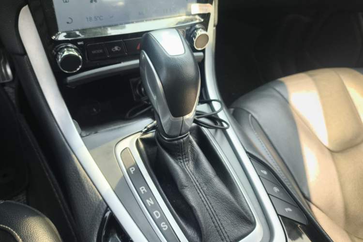 Used Ford Edge 2017 EcoBoost 245 Four-Wheel Drive Sporty 7-Seater Gear Lever