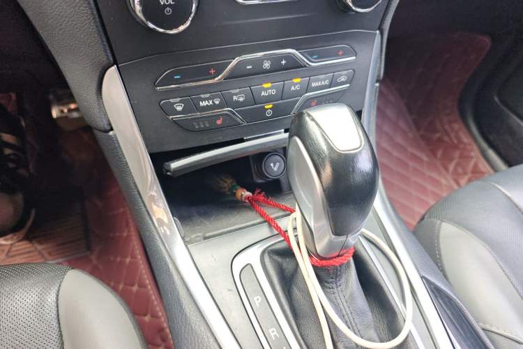 Used Ford Edge 2017 EcoBoost 245 Two-Wheel-Drive Sporty 7-Seater Gear Lever