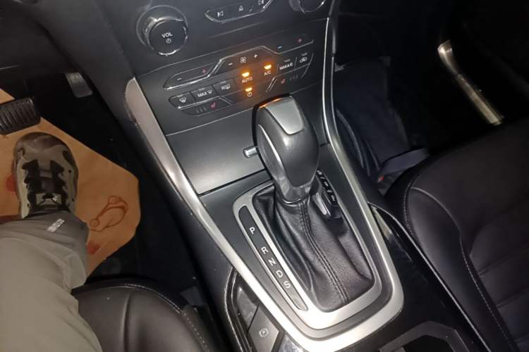 Used Ford Edge 2017 EcoBoost 245 Two-Wheel-Drive Sporty 7-Seater Gear Lever