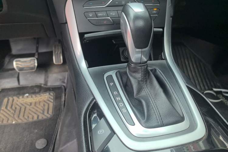 Used Ford Edge 2017 EcoBoost 245 Four-Wheel Drive Sporty 7-Seater Gear Lever