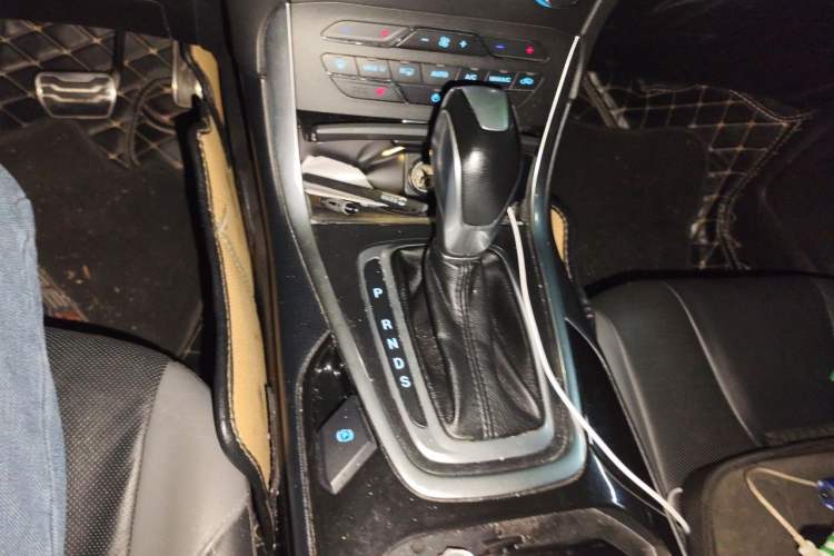 Used Ford Edge 2017 EcoBoost 245 Two-Wheel-Drive Sporty 7-Seater Gear Lever