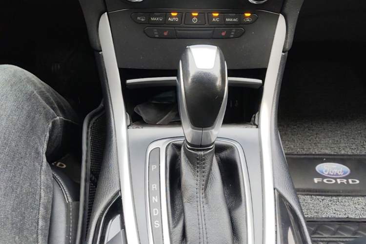 Used Ford Edge 2017 EcoBoost 245 Two-Drive Platinum Edition 5 Seats Gear Lever