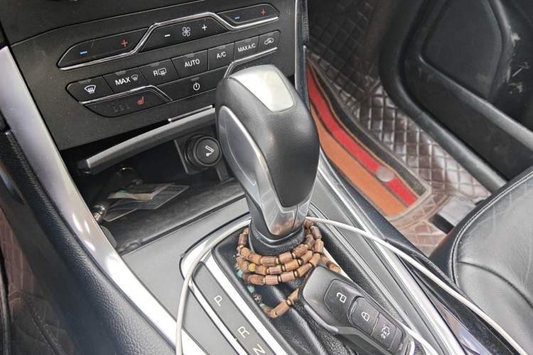 Used Ford Edge 2017 EcoBoost 245 Two-Wheel-Drive Sporty 7-Seater Gear Lever
