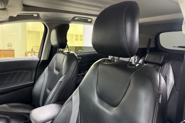 Used Ford Edge 2017 EcoBoost 245 Two-Wheel-Drive Sporty 7-Seater Interior 2