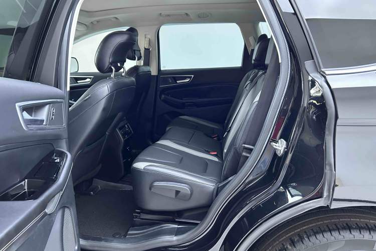 Used Ford Edge 2017 EcoBoost 245 Four-Wheel Drive Sporty 7-Seater Interior 2