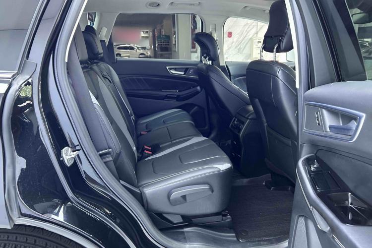 Used Ford Edge 2017 EcoBoost 245 Four-Wheel Drive Sporty 7-Seater Interior 4