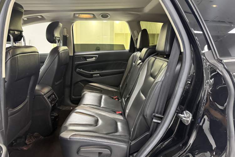 Used Ford Edge 2017 EcoBoost 245 Two-Wheel-Drive Sporty 7-Seater Interior 5