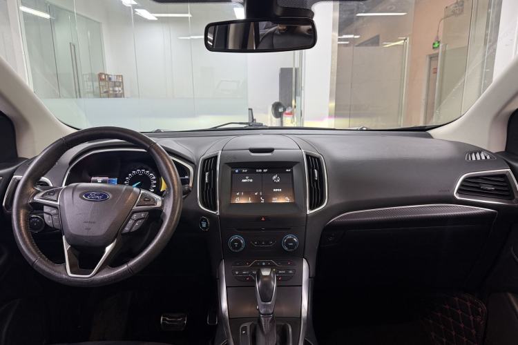 Used Ford Edge 2017 EcoBoost 245 Two-Wheel-Drive Sporty 7-Seater Interior 6