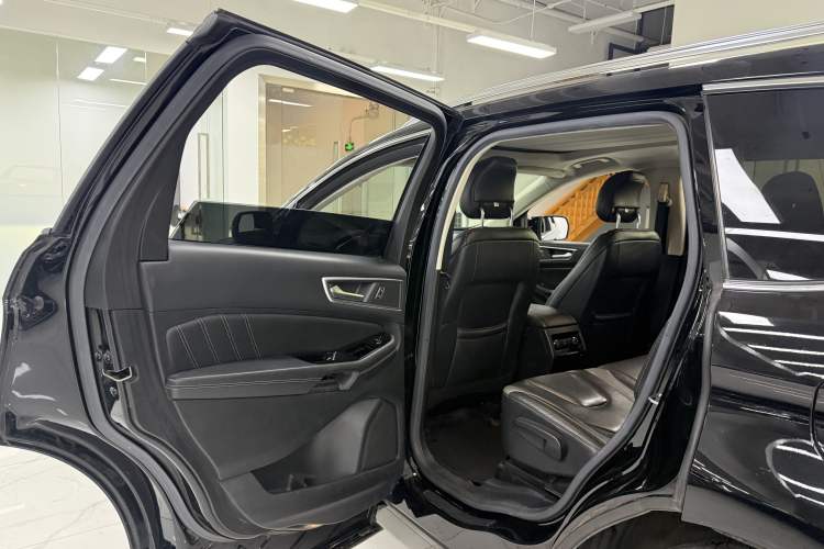 Used Ford Edge 2017 EcoBoost 245 Two-Wheel-Drive Sporty 7-Seater Interior 7